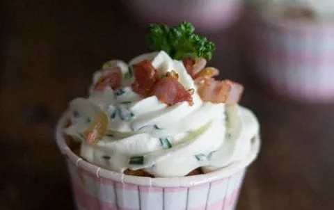 recipe image Schinken-Cupcakes mit frischer Petersilie & Schnittlauch-Frosting