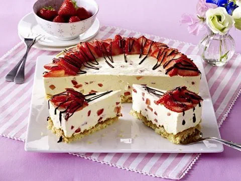 recipe image Mandelbiskuit mit luftiger Erdbeer-Joghurtcreme