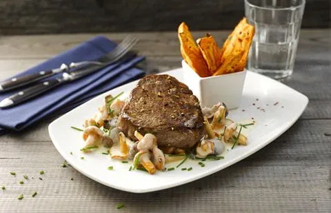 recipe image Rindersteak mit Pilzsauce und Süßkartoffelwedges