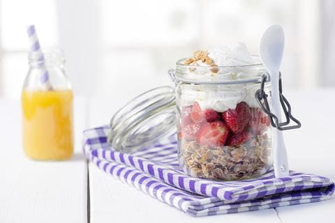 recipe image Müsli mit Orangencreme und Erdbeeren